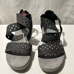Yuu Phoria black cutout crisscross flat sandals size 6W NWT